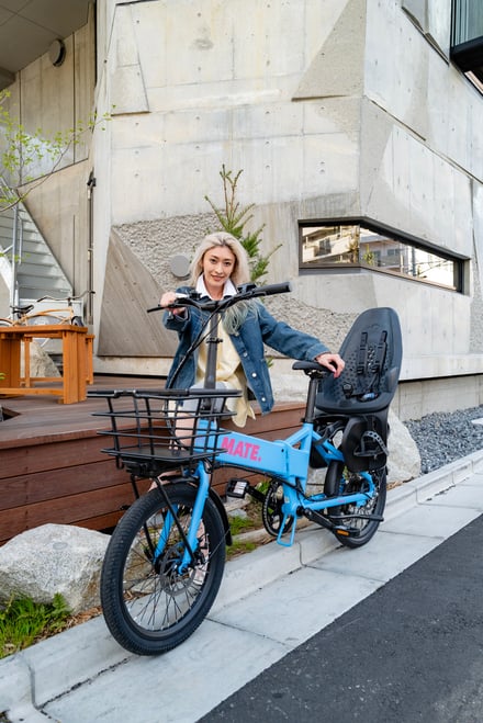 MATE. BIKEに乗る山田優と窪塚洋介