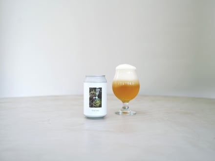 ビール缶とグラスに入ったビール