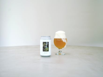 ビール缶とグラスに入ったビール