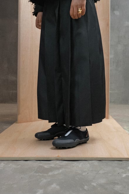 黒い靴を履く人