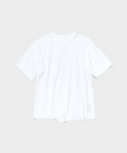 ホワイトのTシャツ