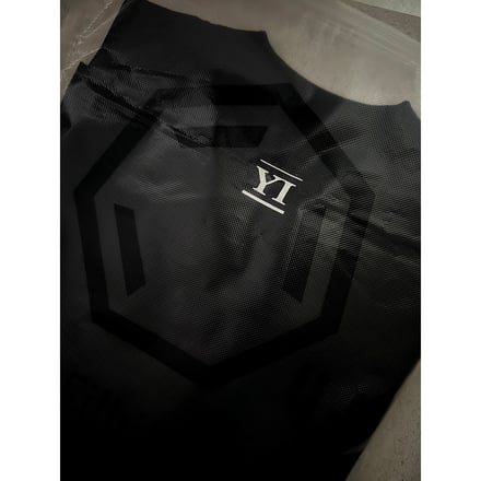 黒いTシャツ