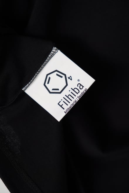 黒いTシャツ