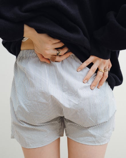 eteのジュエリーをつけた女性