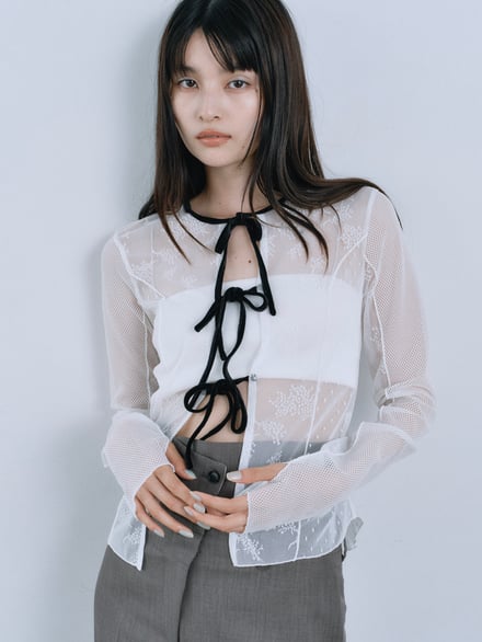 ブラウスを着た女性
