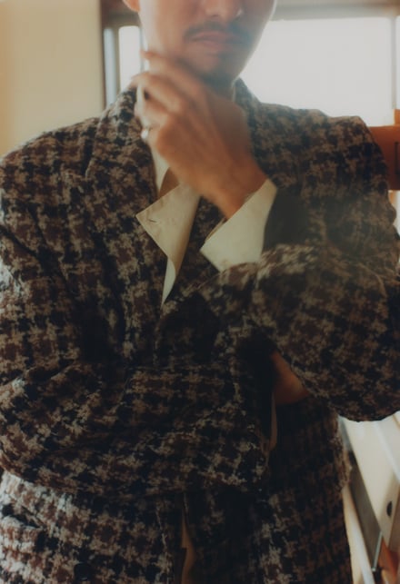 エディフィスがインカミングに別注したジャケットを着用する男性