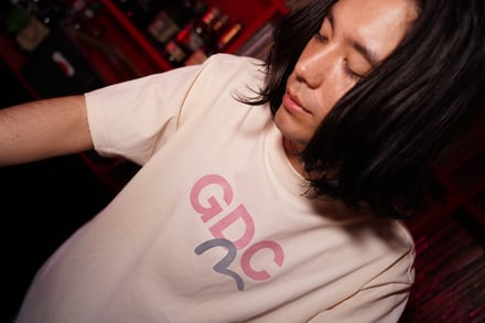 デニムを着た男性