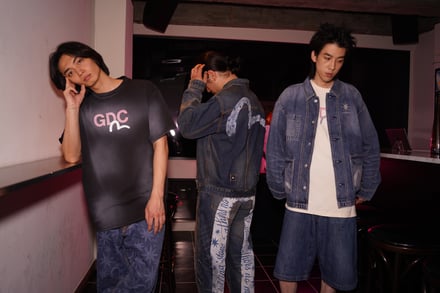 デニムを着た男性