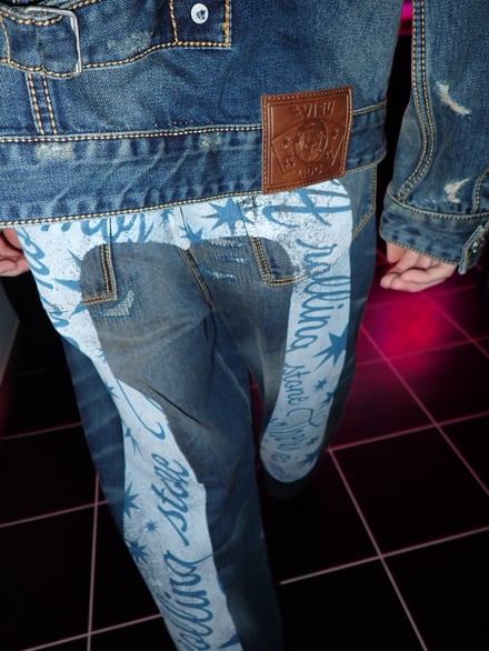 デニムを着た男性