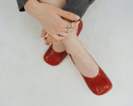 eteのジュエリーをつけた女性