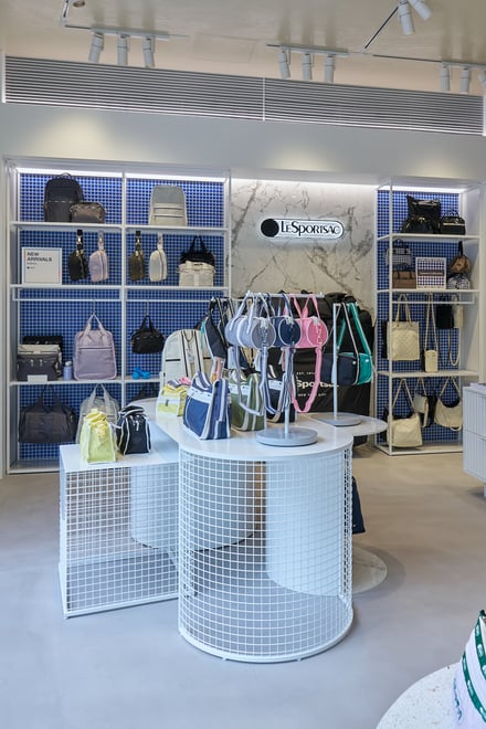 レスポートサック表参道店の店内