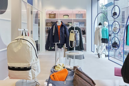 レスポートサック表参道店の店内