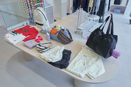 レスポートサック表参道店の店内