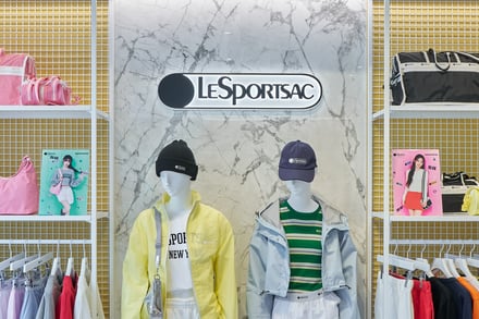 レスポートサック表参道店の店内