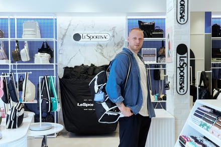 レスポートサック表参道店の店内