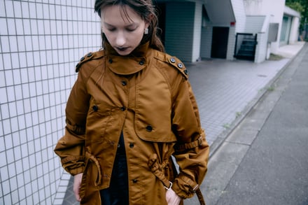 Memeciを着た女性