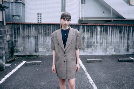 Memeciを着た女性