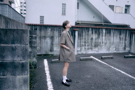 Memeciを着た女性