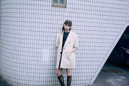 Memeciを着た女性