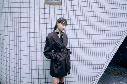 Memeciを着た女性