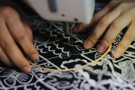 刺繍工場での補修作業 手元風景