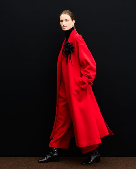 赤いコートを着用したルック画像