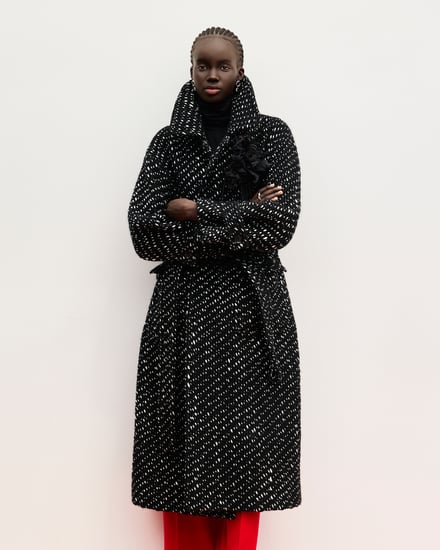 黒いコートを着用したルック画像