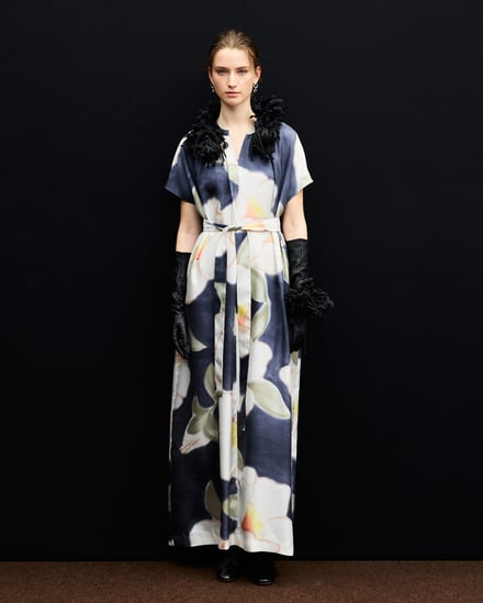 大柄のドレスを着用したルック画像