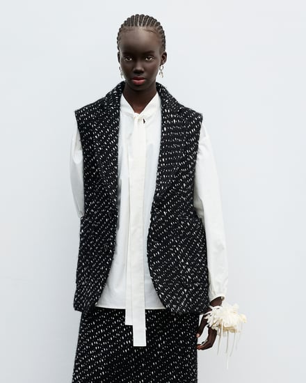 ブラックのベストと白いシャツを着用したルック画像