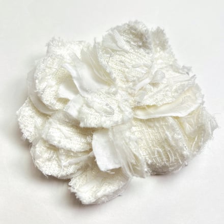 白い花のモチーフのコサージュ