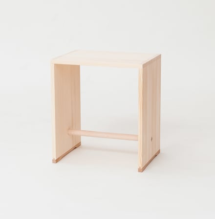 マックス・ビル「Ulm Stool / Ulmer Hocker（ウルム・スツール／ウルマー・ホッカー）」（ハンス・グジェロ、パウル･ヒルディンガーの制作協力による、1954年デザイン）