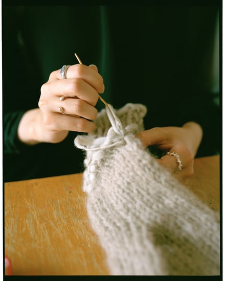 ニットを編んでる様子