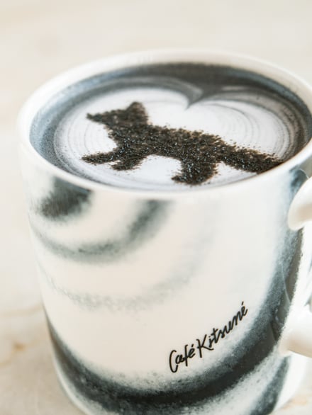 「カフェ キツネ」がイッタラとのコラボマグ発売に合わせて提供するスペシャルドリンクのイメージ画像