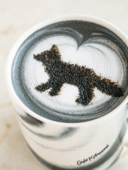 「カフェ キツネ」がイッタラとのコラボマグ発売に合わせて提供するスペシャルドリンクのイメージ画像