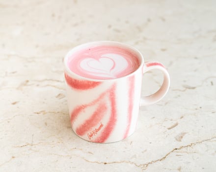 「カフェ キツネ」がイッタラとのコラボマグ発売に合わせて提供するスペシャルドリンクのイメージ画像