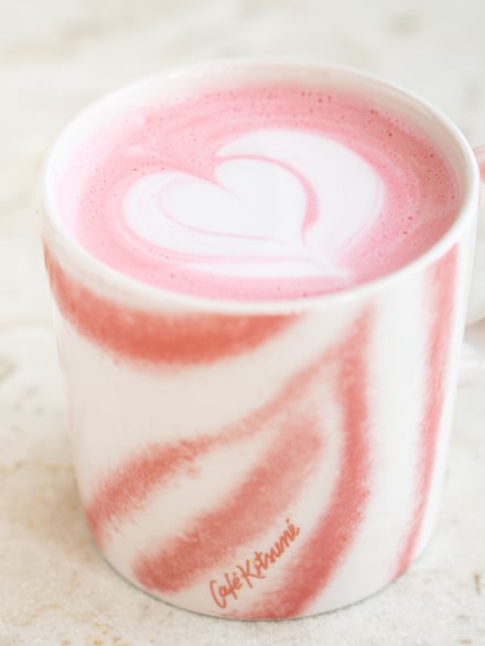 「カフェ キツネ」がイッタラとのコラボマグ発売に合わせて提供するスペシャルドリンクのイメージ画像