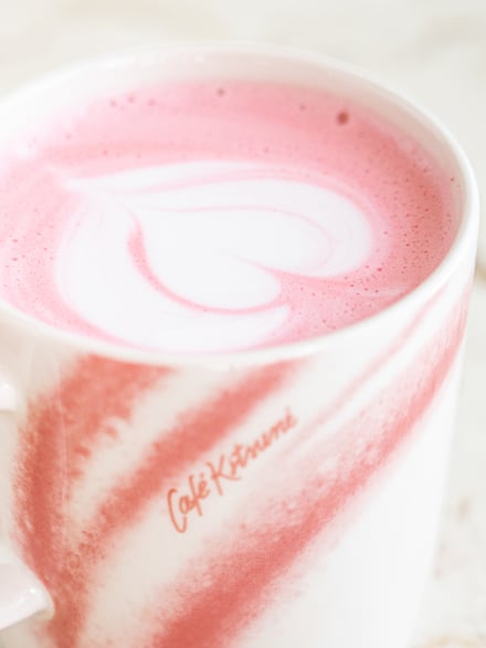 「カフェ キツネ」がイッタラとのコラボマグ発売に合わせて提供するスペシャルドリンクのイメージ画像