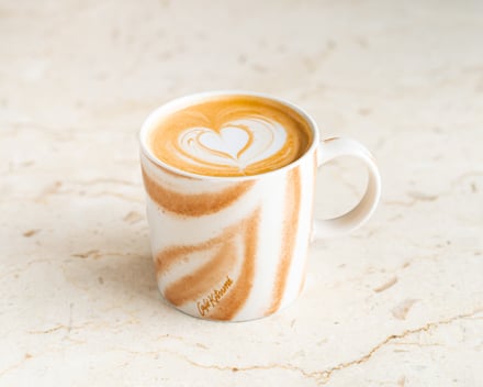 「カフェ キツネ」がイッタラとのコラボマグ発売に合わせて提供するスペシャルドリンクのイメージ画像