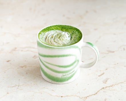 「カフェ キツネ」がイッタラとのコラボマグ発売に合わせて提供するスペシャルドリンクのイメージ画像