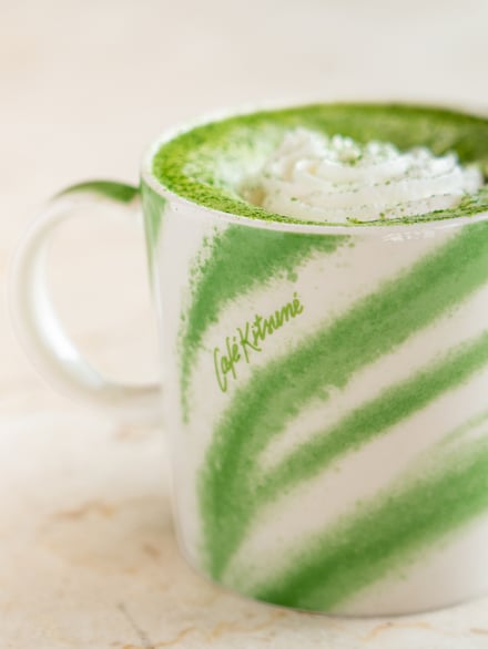 「カフェ キツネ」がイッタラとのコラボマグ発売に合わせて提供するスペシャルドリンクのイメージ画像