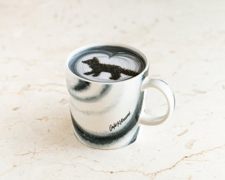 「カフェ キツネ」がイッタラとのコラボマグ発売に合わせて提供するスペシャルドリンクのイメージ画像
