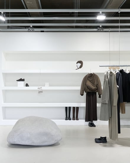 服が並んだ店内
