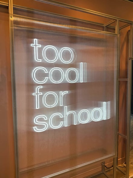 トゥークールフォースクール ポップアップ アーカイブ ユア カラーズ 店内画像