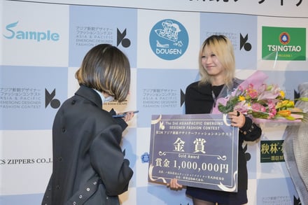 津川がインタビューを受ける様子