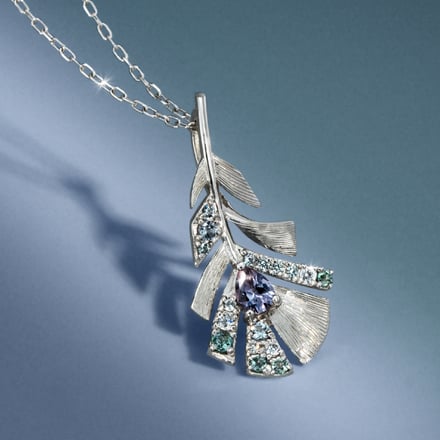 六条御息所から着想したジュエリー「Chromaplumée」(25万3000円)