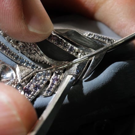 職人の手彫りによる制作風景