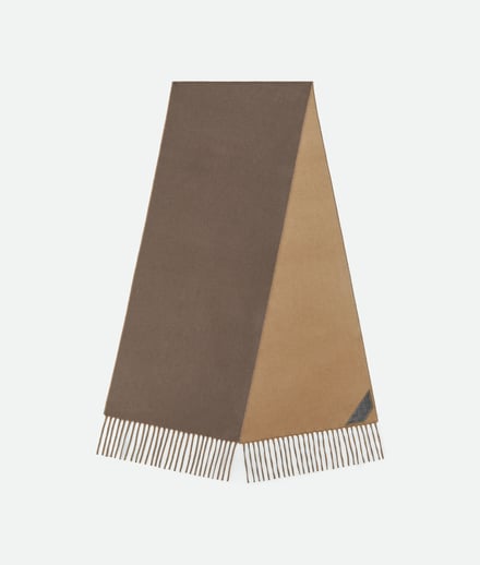 ブラウンのマフラー