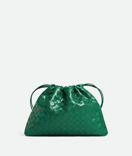 グリーンの巾着型バッグ