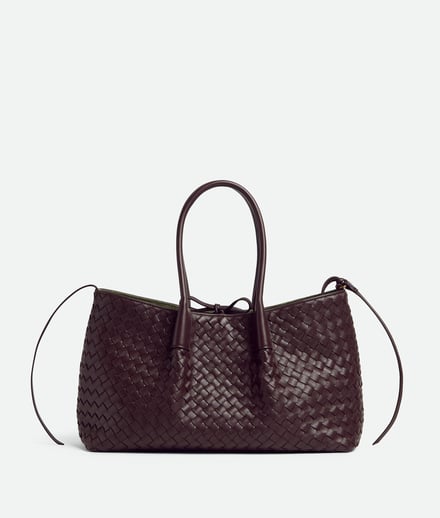 ダークブラウンのハンドバッグ