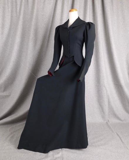 半・分解展で展示する衣服